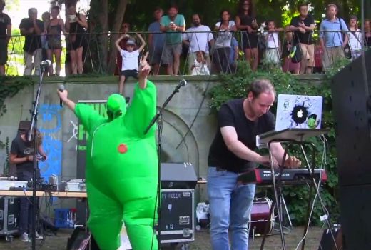 Kunstfehler-Alien-Kostüm-Maschinen-Edelweisspiratenfestival-Edelweisspiraten-Festival-Köln-Friedenspark-Flirtgraben-Probleme-Live-Musik-Koblenz-Duo-Band-Rock-Rap-Show-2018