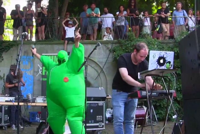 Kunstfehler-Alien-Kostüm-Maschinen-Edelweisspiratenfestival-Edelweisspiraten-Festival-Köln-Friedenspark-Flirtgraben-Probleme-Live-Musik-Koblenz-Duo-Band-Rock-Rap-Show-2018