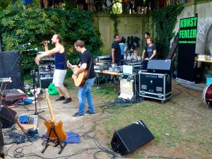 kunstfehler-musik-köln-edelweisspiratenfestival-2018-flirtgraben-friedenspark-festival-edelweisspiraten-sommer-in-der-stadt-koblenz-duo-band-alien-kostüm-maschinen-rock-rap-5