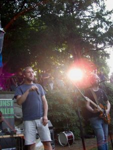 kunstfehler-musik-köln-edelweisspiratenfestival-2018-flirtgraben-friedenspark-festival-edelweisspiraten-sommer-in-der-stadt-koblenz-duo-band-alien-kostüm-maschinen-rock-rap-9jpg