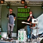 17-kunstfehler-live-musik-konzert-duo-band-show-koblenz-liebfrauenkirche-buehne-laptop-gitarre-punkrap-kunstfehler_offical-gig-konzertfoto-livekonzert
