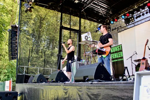 kunstfehler-musik-live-westerwood-festival-open-air-heimborn-nister-altenkirchen-50-jahre-woodstock-punkrap-musiker-band-koblenz-buehne-festivalsommer-2019